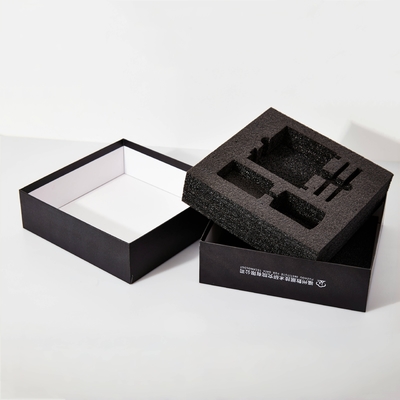 Reutilizable Logotipo impreso a medida Elegante Caja de cartón negro con espuma Cosméticos Perfumes Envases de productos de regalo Cajas de papel