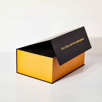 Caja de embalaje magnético de lujo con logotipo de estampado de oro y acabado UV puntual