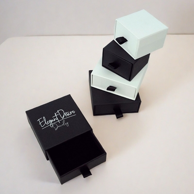 Logotipo personalizado Estampado de papel plateado caliente Caja de cajones Embalaje de joyas Caja de regalo con cinta