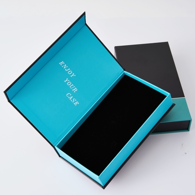 Custom Luxury Magnetic Flip Mobile Phone Box Closure Paper Packaging Gift Box Phone Foam es una caja de teléfono de lujo con una caja de papel cerrada y una caja de regalo con una caja de teléfono de espuma.